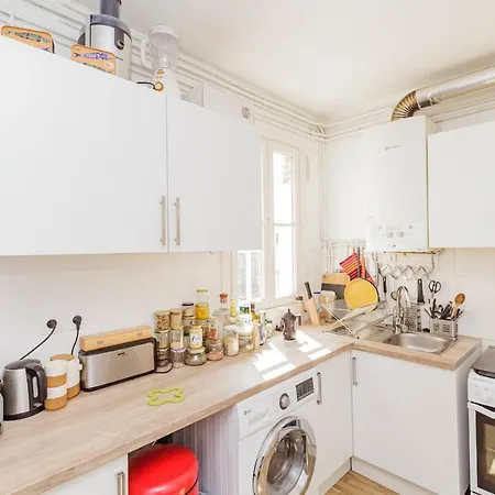 아파트 Bright 35 M For 2 With Balcony In *