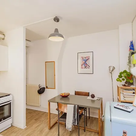아파트 Bright 35 M For 2 With Balcony In *